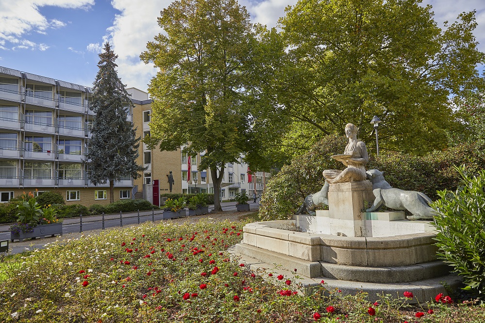 Die Reha-Klinik in Bad Homburg der Knappschaft-Bahn-See von außen. Die Reha-Klinik in Bad Homburg der Knappschaft-Bahn-See von außen.